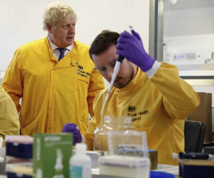Boris Johnson en visite laboratoire Public Health