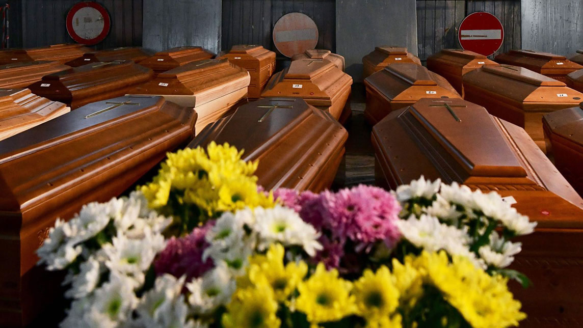 Cercueils alignés dans les églises en Italie