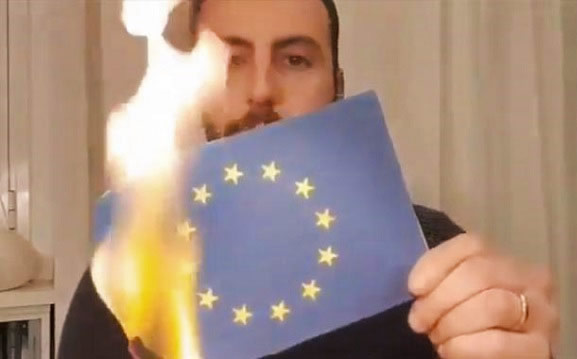 Les italiens brûlent le drapeau de l'Europe