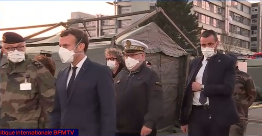 macron avec un masque