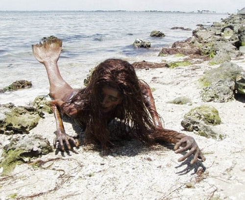 Sirène échouée sur une plage