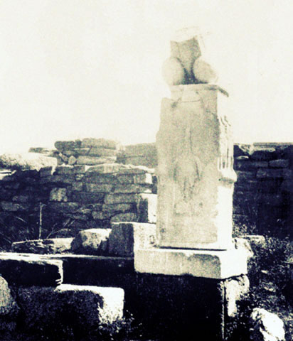 Pilier phallique - petit sanctuaire de Dionysos à Délos