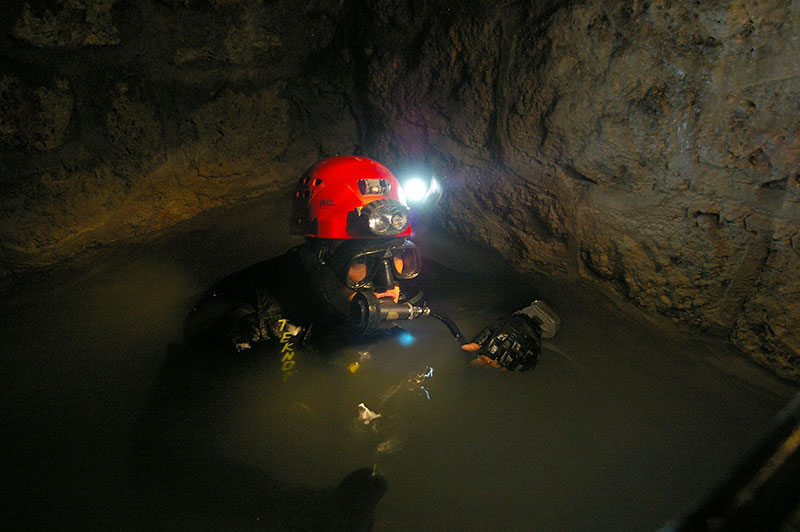 Plongée dans une galerie inondée des Catacombes