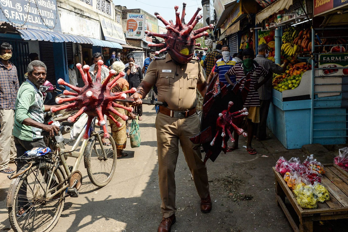 Un policier fait respecter la distanciation sociale en Inde