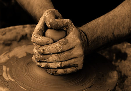Fabrication des hommes à partir de l'argile