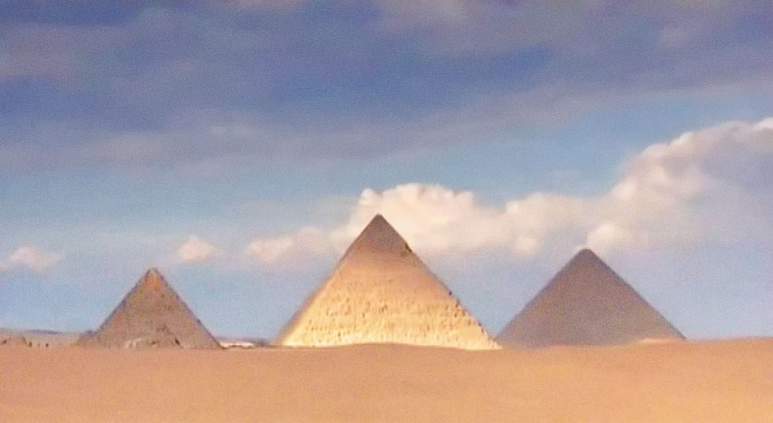 Les Pyramides de Gizeh illuminées