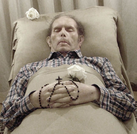 Homme sur son lit de mort