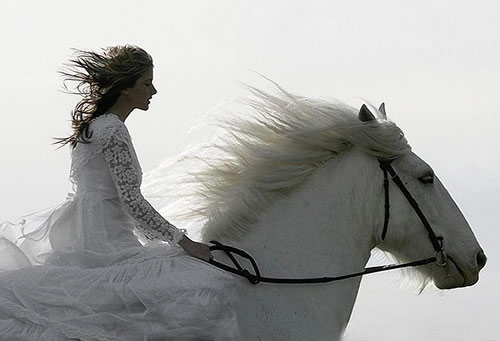 Rhiannon sur son cheval blanc