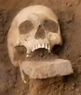 Vampire de Venise avec une brique dans la bouche